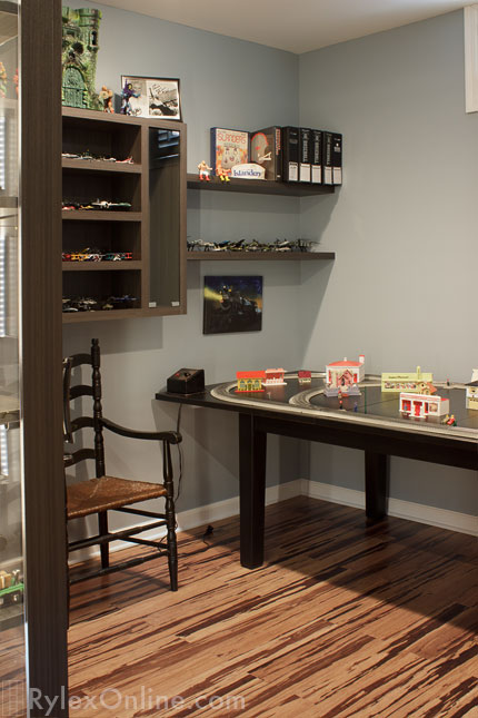 Open Shelves with Side Glass Doors for Collectibles