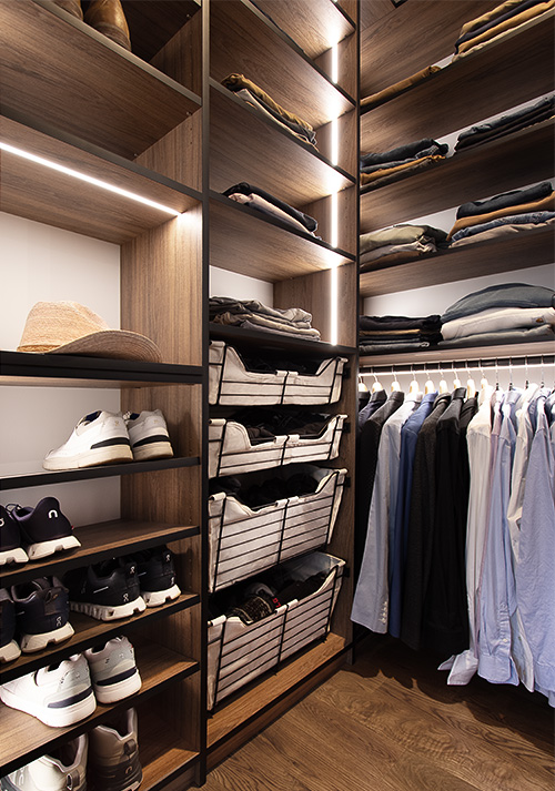 Men's Closet with Adjustable Open Shelves, LED Lighting and Sliding Baskets