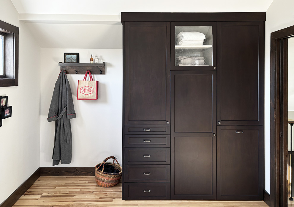 Stylish Built-In Wardrobe with Seeded Glass