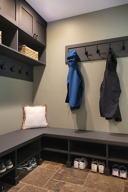 L-Shaped Mudroom Bench with Shoe Storage, Upper Cabinets & Coat Rack